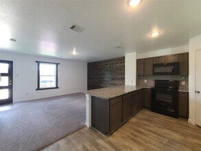 16842 Marie Vlg Dr in Conroe, TX - Building Photo - Building Photo