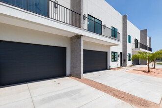 Clarendon IV Townhomes in Phoenix, AZ - Building Photo - Building Photo