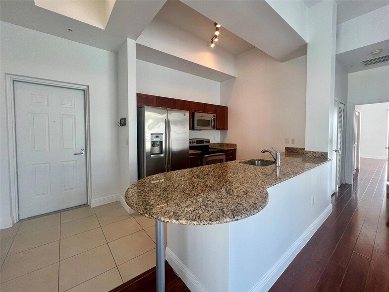 7280 SW 90th St, Unit 709 in Miami, FL - Building Photo