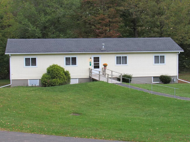 Hyde Park Apartments in Panama, NY - Foto de edificio - Building Photo