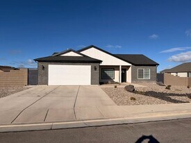 4981 N Sagewood Ln in Enoch, UT - Building Photo