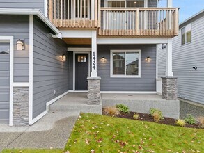 1424 Baker Hts Lp in Bremerton, WA - Building Photo - Building Photo