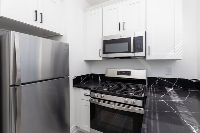 6075 Franklin Ave in Los Angeles, CA - Building Photo - Building Photo