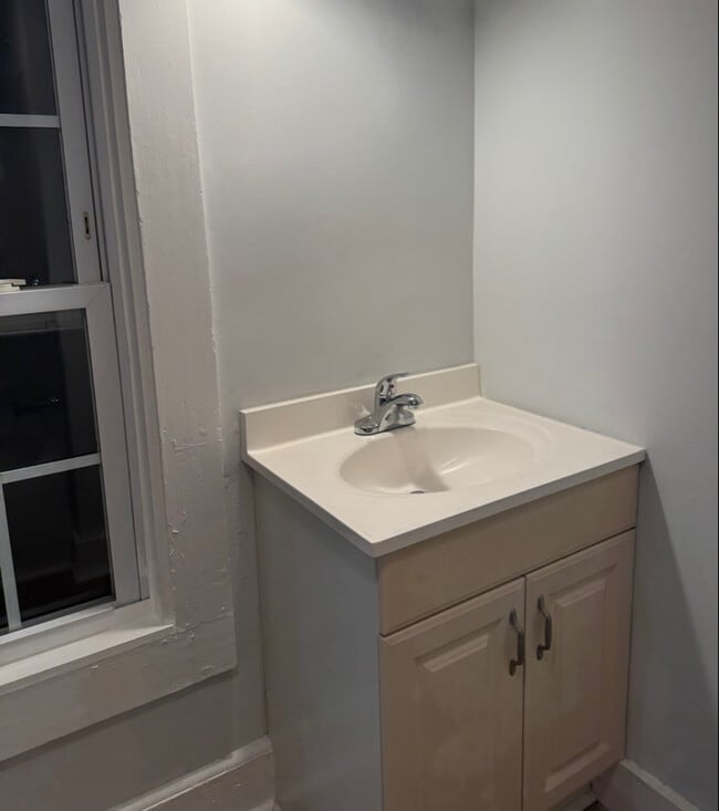 223 N Main St in Naugatuck, CT - Foto de edificio - Building Photo