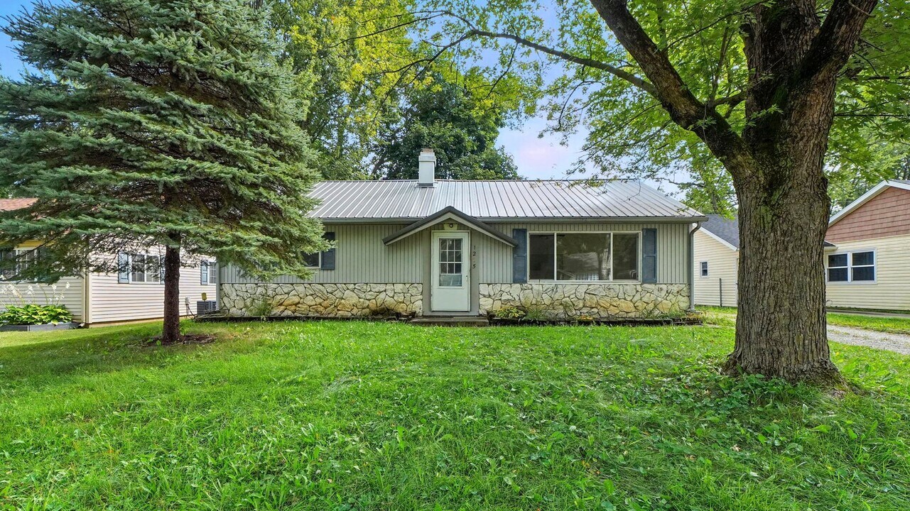 1205 Melbourne Dr in New Haven, IN - Building Photo