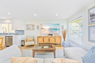 206 Adams St in Newport Beach, CA - Building Photo