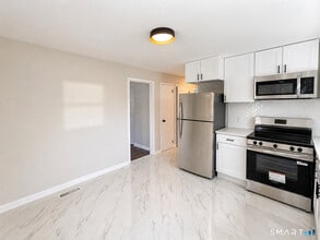 405 Wilcoxson Ave in Stratford, CT - Building Photo - Building Photo