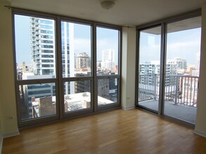 200 W Grand Ave in Chicago, IL - Building Photo - Building Photo