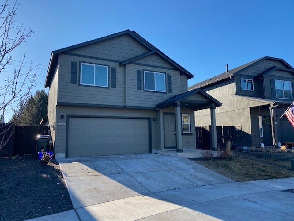 2939 NE Quiet Canyon Dr in Bend, OR - Building Photo