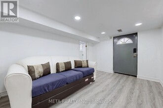 533 Westmount Ave in Toronto, ON - Building Photo - Building Photo