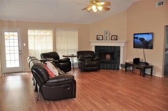 1002 Abbott Dr in Pearland, TX - Building Photo - Building Photo