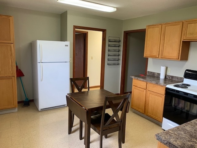 718 Dawn Ave, Unit 718 in Thief River Falls, MN - Building Photo - Building Photo