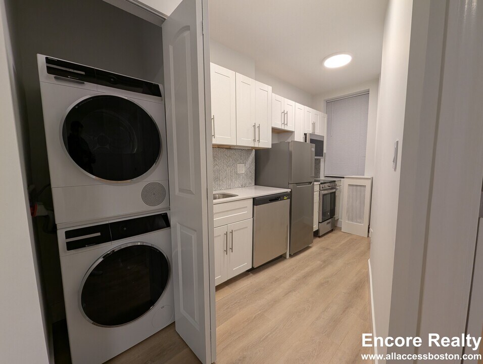27 Phillips St, Unit 3 in Boston, MA - Building Photo