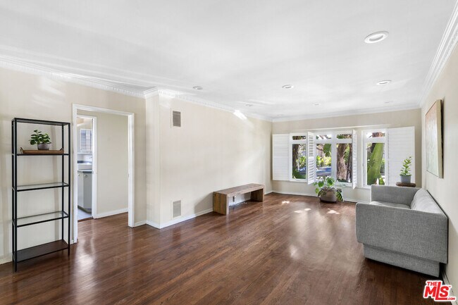1330 N Crescent Heights Blvd-Unit -2 in West Hollywood, CA - Building Photo - Building Photo