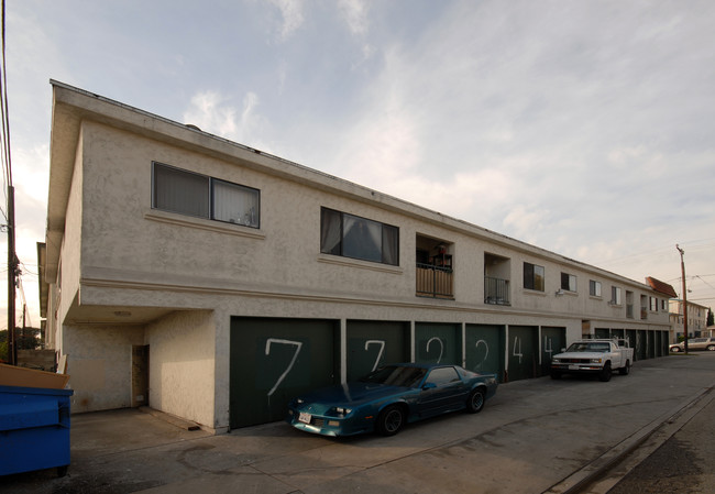 13000 Roselle Ave in Hawthorne, CA - Foto de edificio - Building Photo