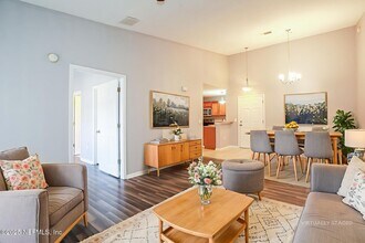 6860 Skaff Ave in Jacksonville, FL - Foto de edificio - Building Photo