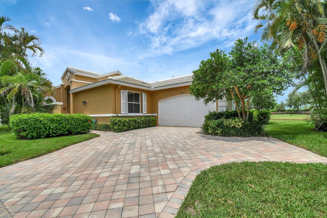 4417 Kensington Park Way in Wellington, FL - Foto de edificio