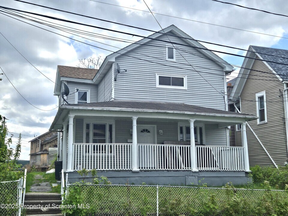 327 S Hyde Park Ave in Scranton, PA - Building Photo