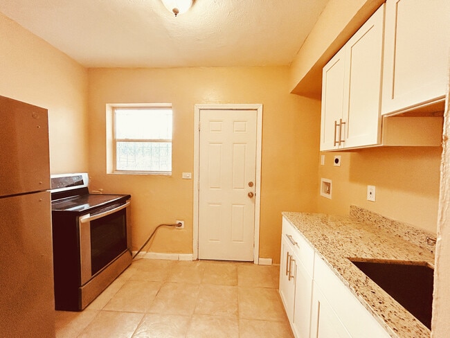 7530 NE 3rd Ave, Unit A in Miami, FL - Foto de edificio - Building Photo