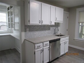 242 High St in Bristol, CT - Building Photo - Building Photo