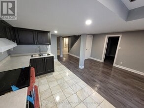 30 Sweet Briar Ln in Brampton, ON - Building Photo - Building Photo