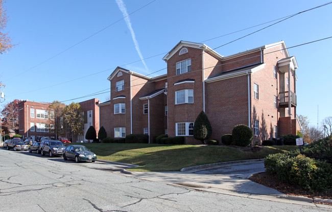 School at Spring Garden Student Apartments in Greensboro, NC - Foto de edificio - Building Photo