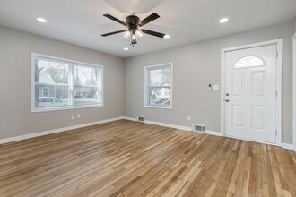 2220 Auburn Dr in Shively, KY - Building Photo - Building Photo