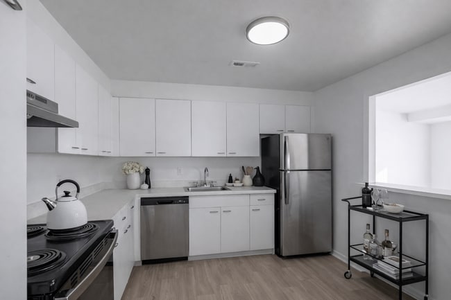 Carlyle Tower Apartments - Southfield, MI in Southfield, MI - Foto de edificio - Building Photo