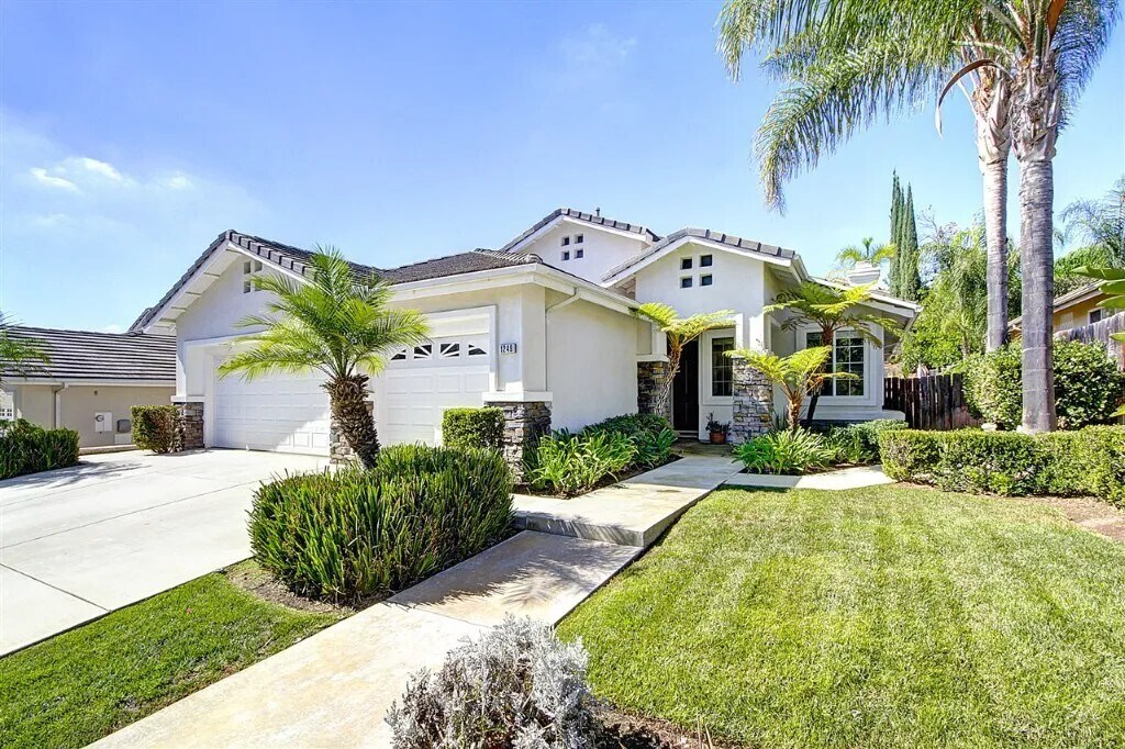 1249 Bernardo Ave in Escondido, CA - Foto de edificio