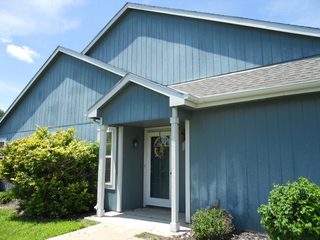 2367 Surrey Dr in Lawrence, KS - Building Photo - Building Photo