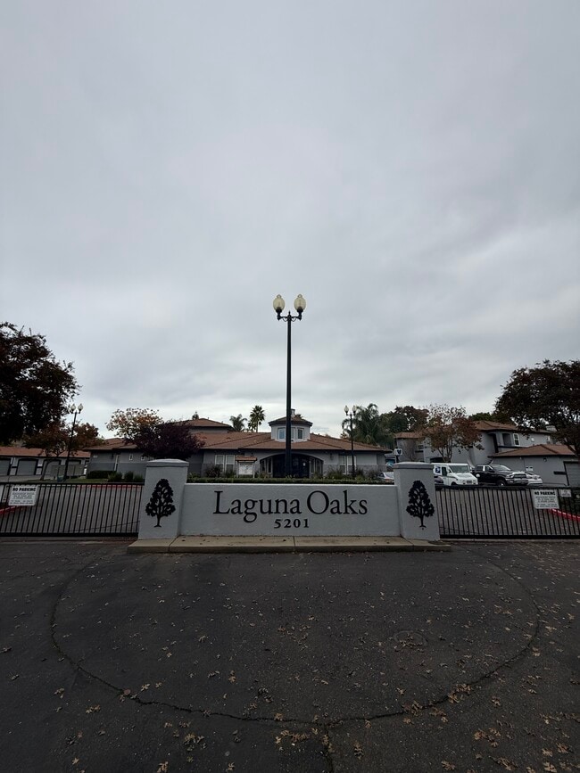 5201 Laguna Oaks Dr, Unit 70 in Elk Grove, CA - Foto de edificio - Building Photo