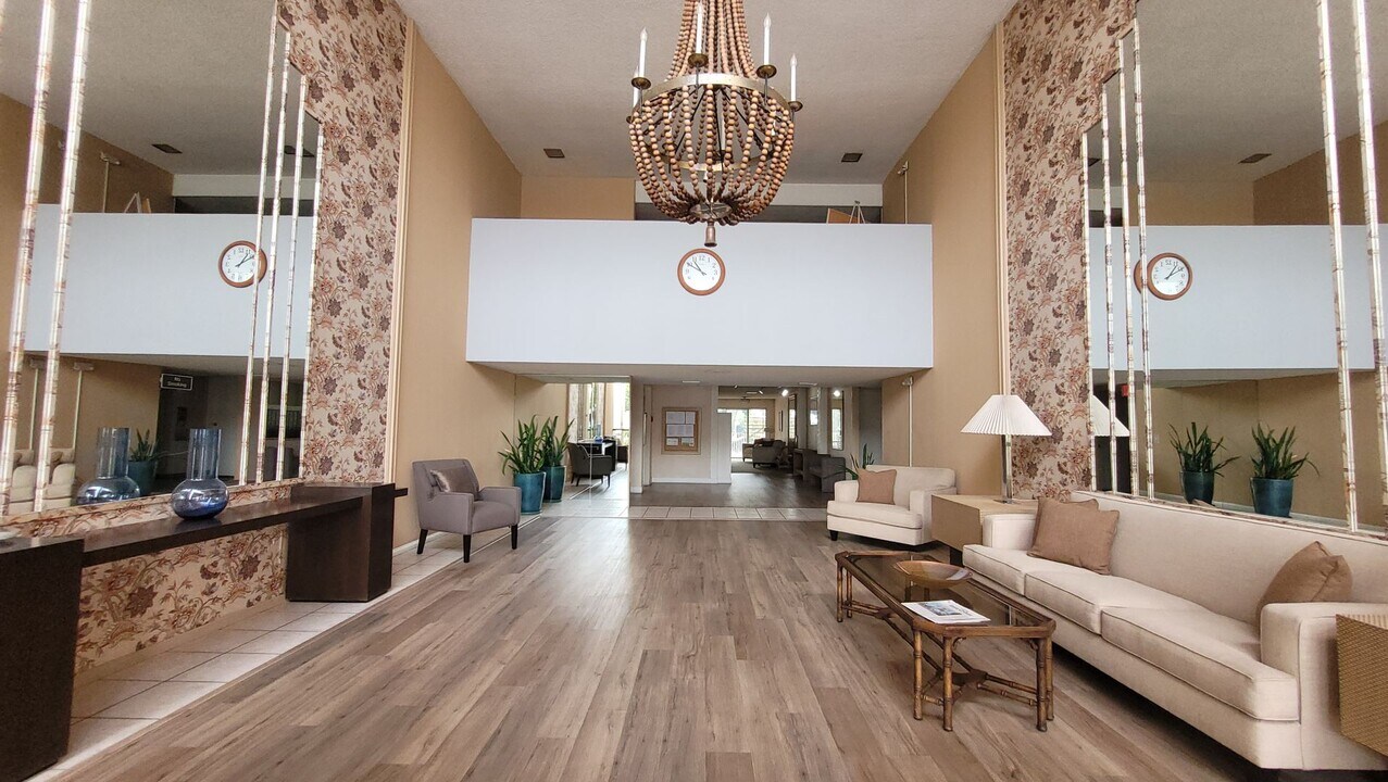 4900 Rosehedge Dr in La Mesa, CA - Building Photo