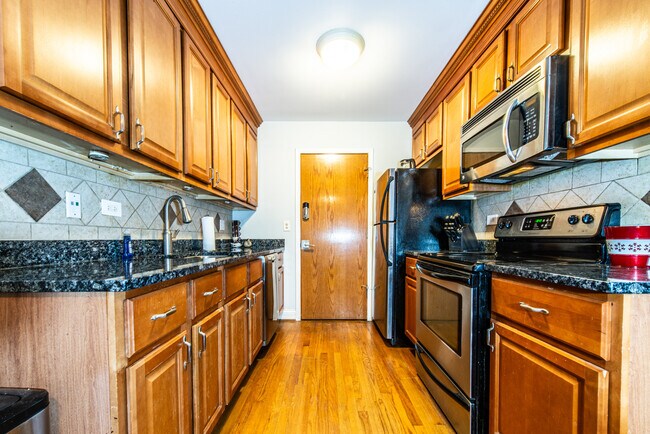 5027 N East River Rd, Unit 2A in Norridge, IL - Foto de edificio - Building Photo