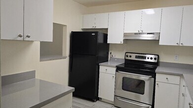 2810 Riverside Dr in Coral Springs, FL - Building Photo - Building Photo