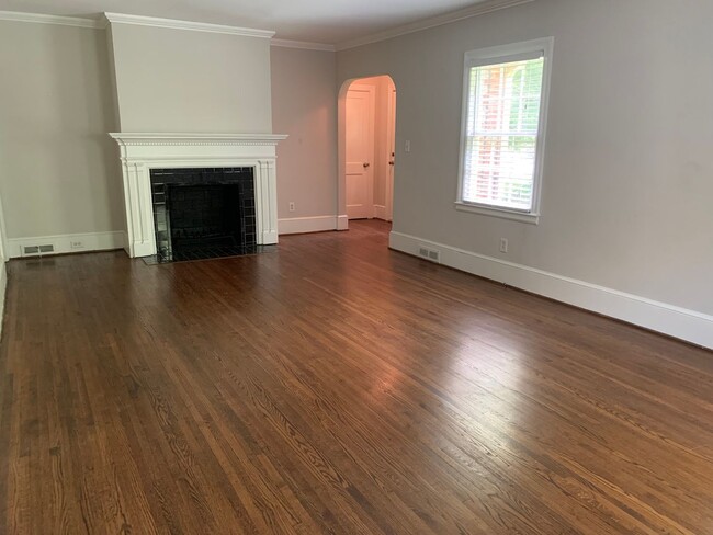 2002 Queens Rd W in Charlotte, NC - Building Photo - Building Photo