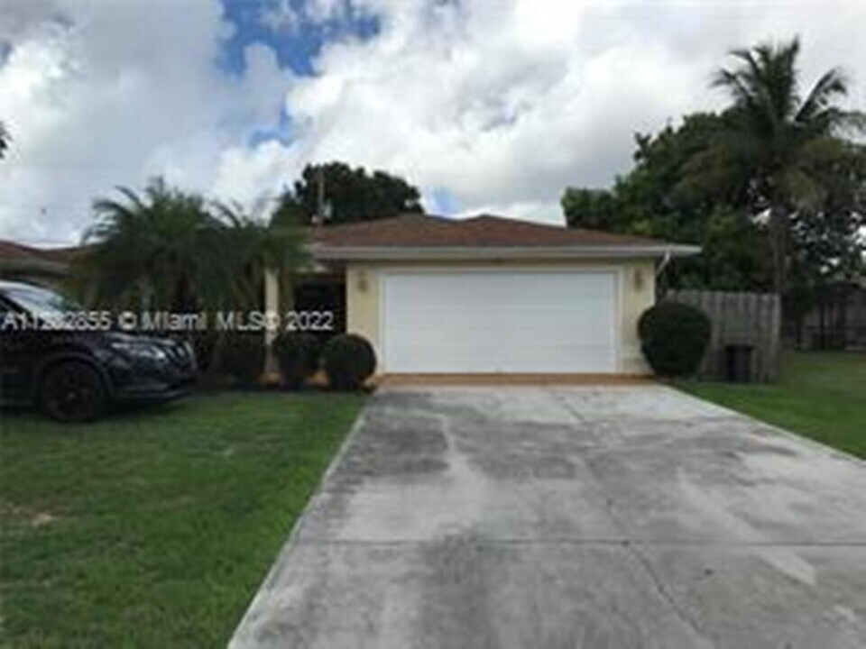 527 SE Cliff Rd in Port St. Lucie, FL - Building Photo