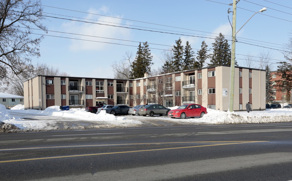 376 Erb St W in Waterloo, ON - Building Photo