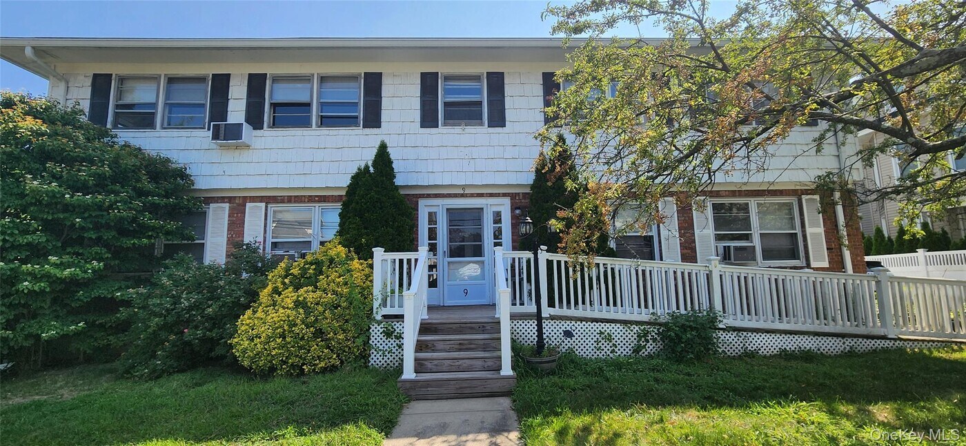9 Belleview Ave in Port Washington, NY - Building Photo