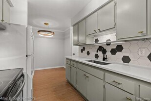 15249 E 9 Mile Rd in Eastpointe, MI - Building Photo