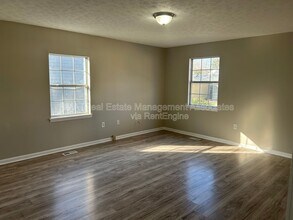 214 W Central Ave in Griffin, GA - Foto de edificio - Building Photo