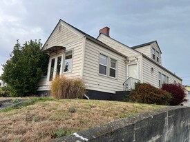 2416 E 11th St in Bremerton, WA - Building Photo