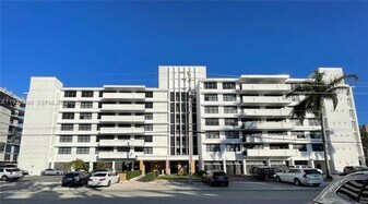 10101 E Bay Harbor Dr in Bay Harbor Islands, FL - Building Photo