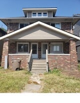 758 W Huron St in Pontiac, MI - Building Photo
