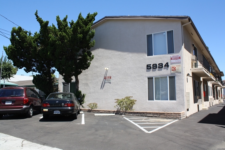 5934 Woodman Ave in Van Nuys, CA - Building Photo