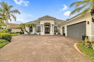2721 Olde Cypress Dr in Naples, FL - Building Photo