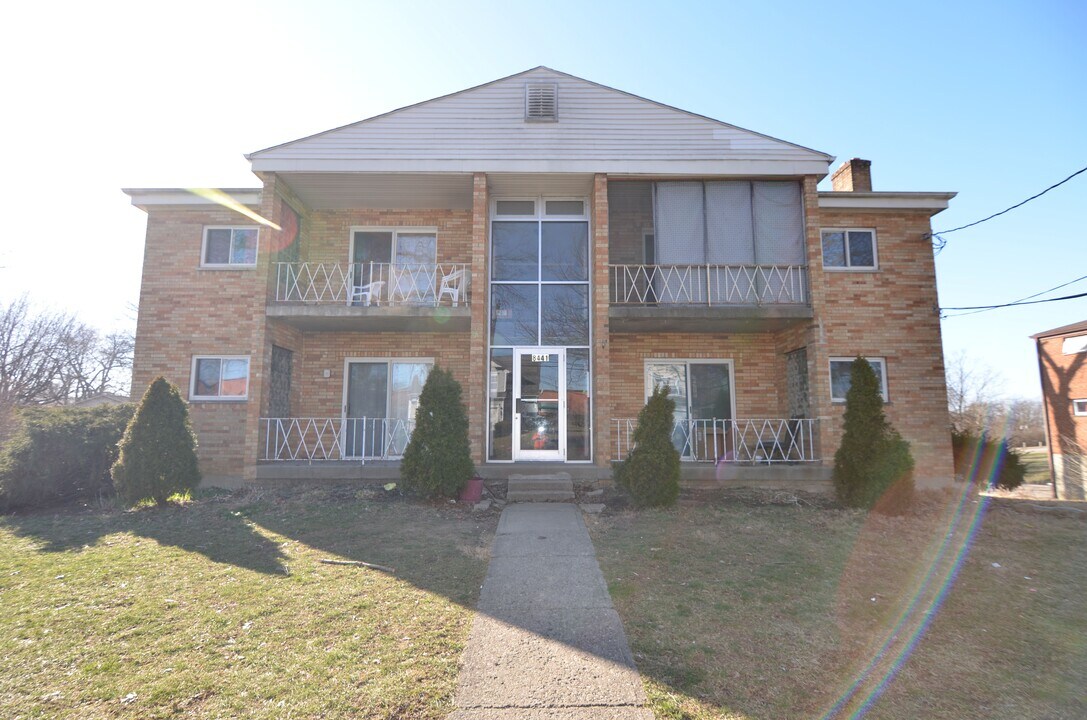 8441 Cottonwood Dr, Unit 4 in Cincinnati, OH - Building Photo