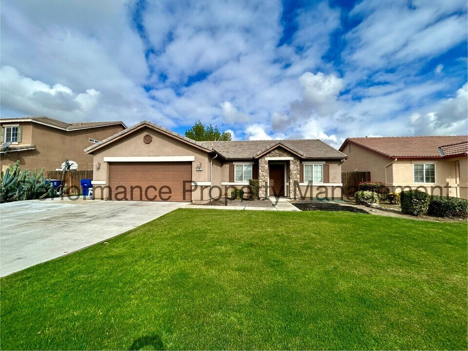 11602 Trabancos Dr in Bakersfield, CA - Foto de edificio