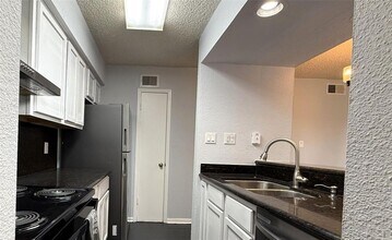 250 El Dorado Blvd in Webster, TX - Building Photo - Building Photo