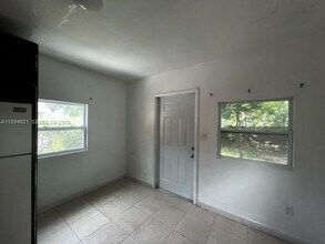 1036 NW 64th St in Miami, FL - Building Photo - Building Photo