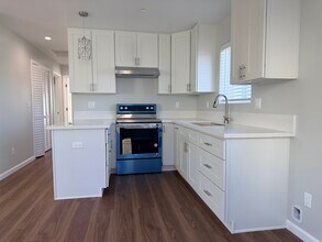 10233 Collett Ave in Los Angeles, CA - Foto de edificio - Building Photo